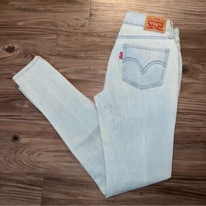 Light blue Levi’s skinny jeans